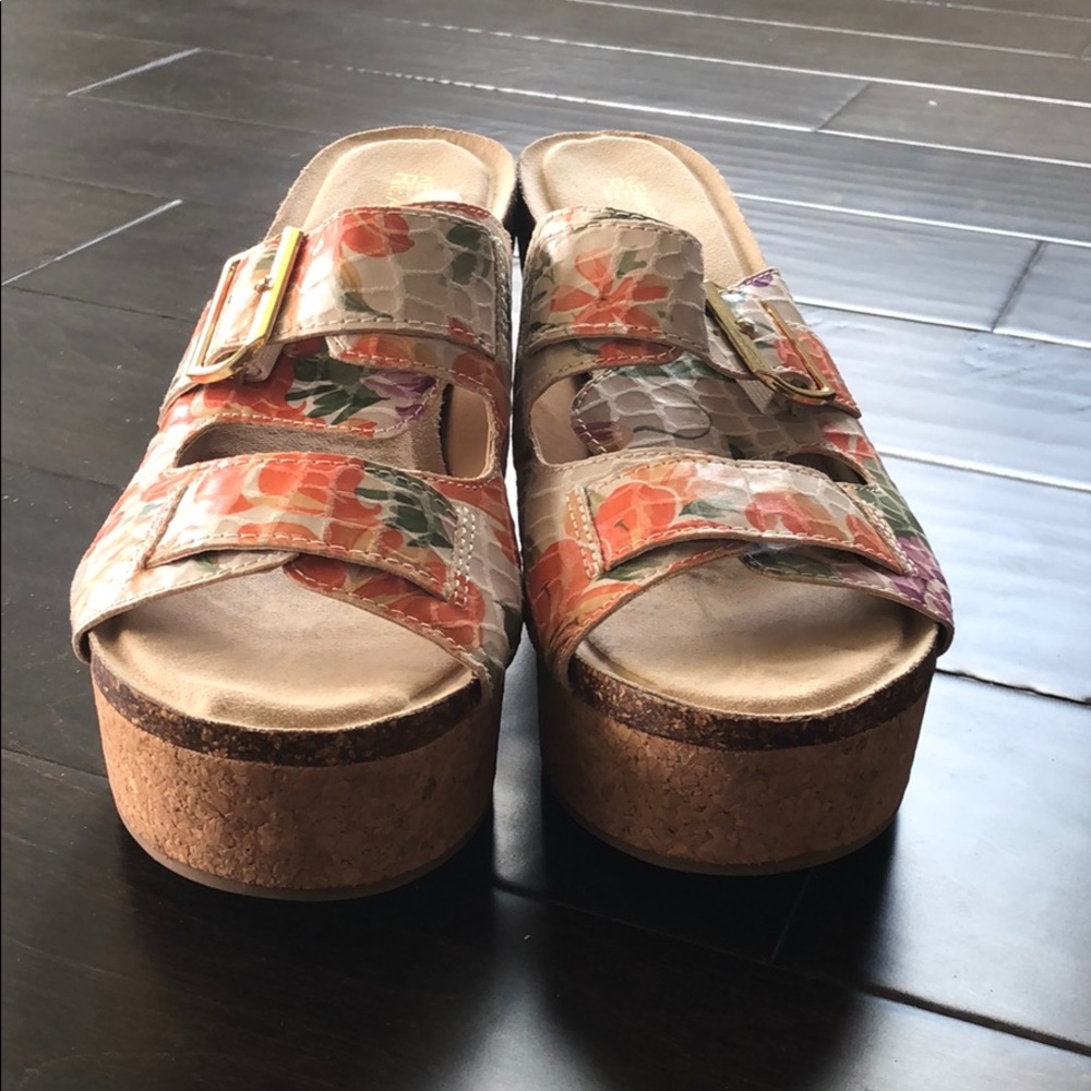 Kenneth Cole reaction Platform wedge never worn
